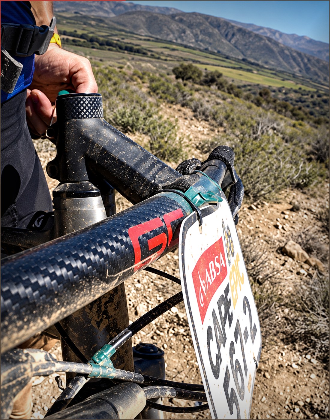 GrigioCarbonio carbon bike cockpit on a race trail